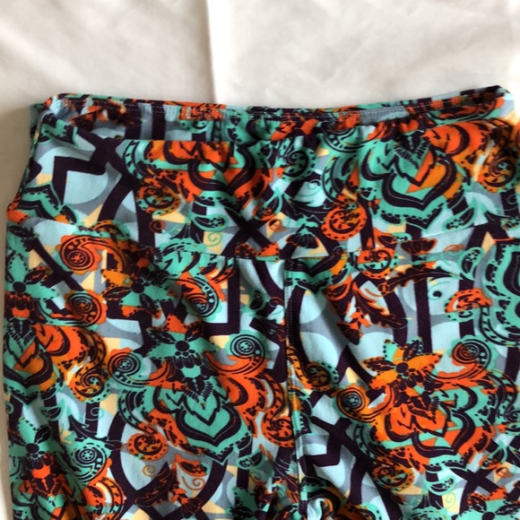 Great condition LulaRoe leggings.  Worn once - Picture 2 of 4